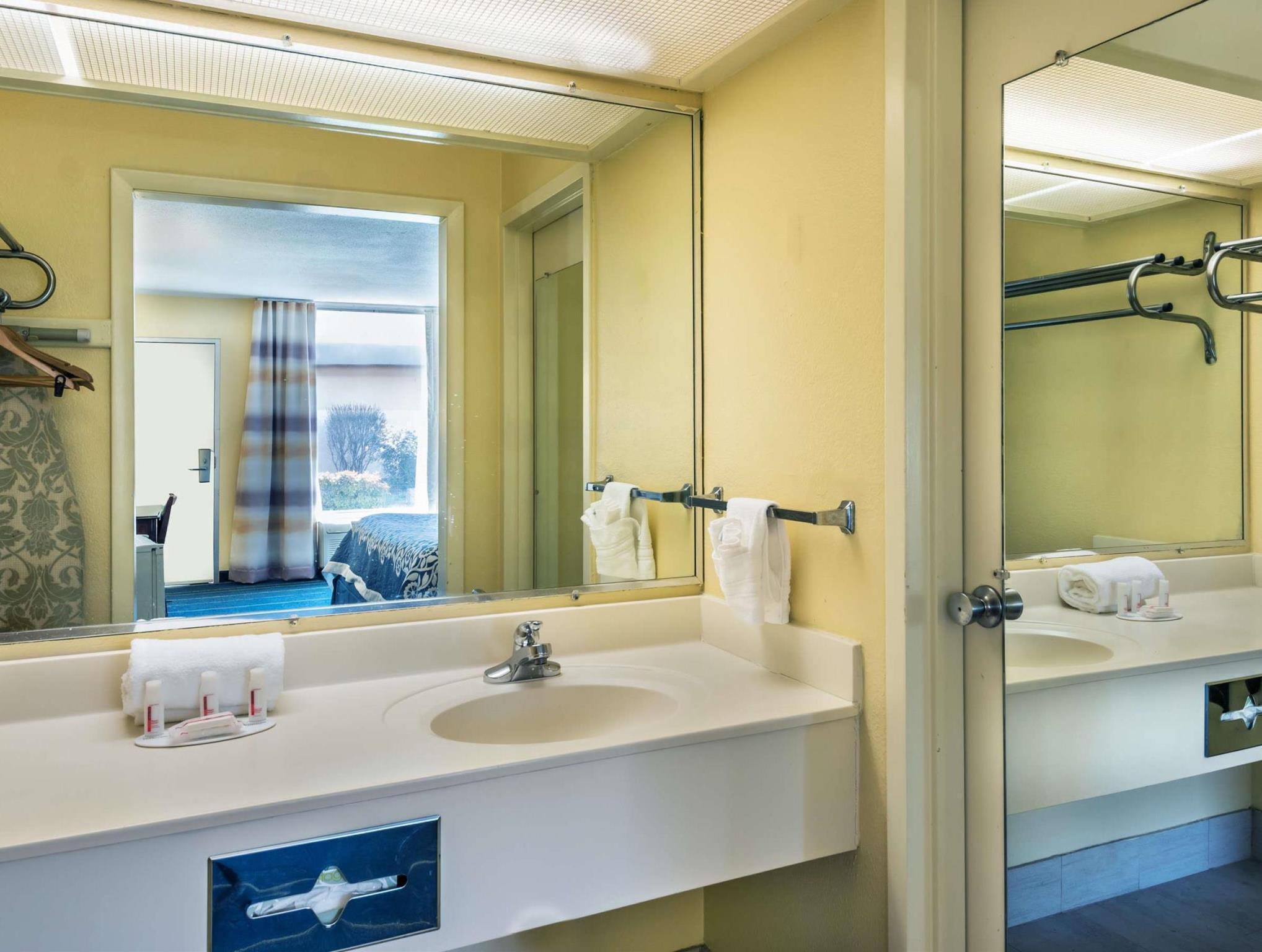 Days Inn By Wyndham South Hill Extérieur photo