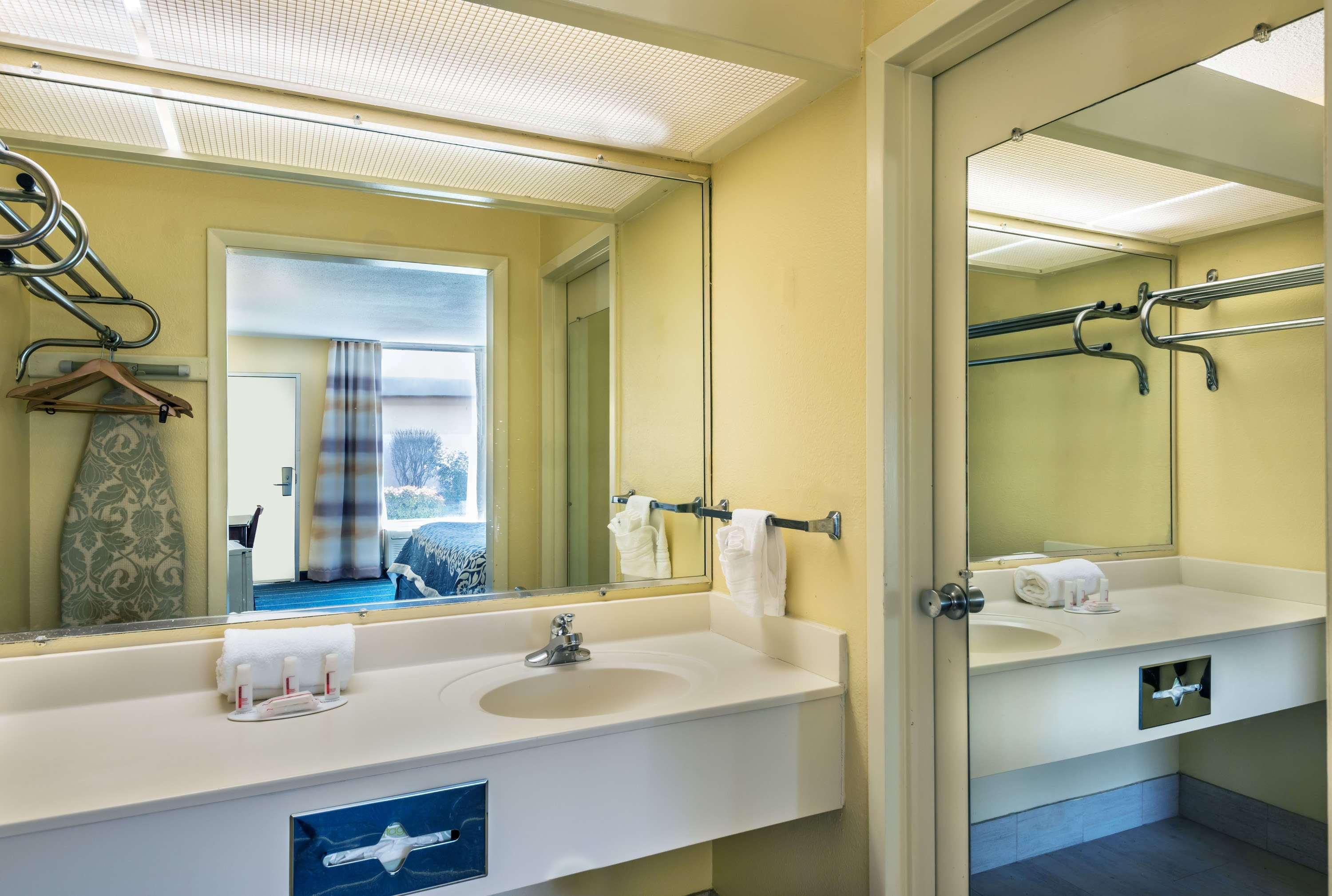 Days Inn By Wyndham South Hill Extérieur photo